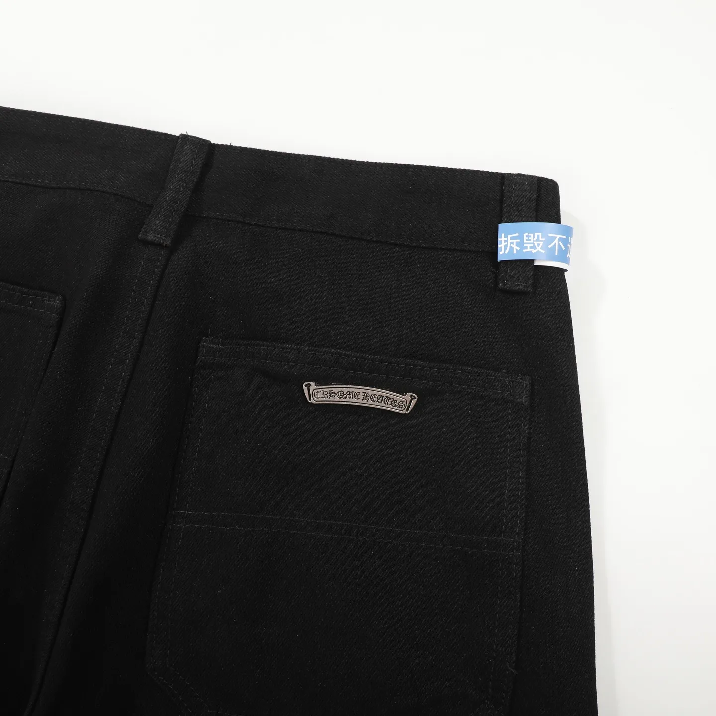 P260 Chrome Hearts Chrome Hearts black multi-element graffiti overalls Chrome Hearts clothing creative director Mattyboy Mattyboy, whose real name is Matt DiGiacomo, is a graffiti artist with a non-school background. He started to serve as the creative director of the Chrome Hearts clothing series in 2018. Since then, Chrome Hearts, which has been injected with young blood, has become popular again. Popular clothing and leather goods, especially the vintage trousers modified product line, must be pre-ordered in stores around the world. Especially patterns like Checker Ball, Checker Eyes and Smiling Lips. The fictional record company logo "SexRecords" often appears in his works, forming his unique style. "I hate humanity, but I love art. Before the end of my life, I just want to do my best to create." ----Matty Boy Mattyboy and vrigil Abloh are also very close. They are both ICONs who bring street culture into luxury accessories. Via.MattyBoy90 (IG) Size: 28/30/32/34/36 Waist: 69/74/79/84/89 Knee circumference: 50/51.5/53/54.5/56 Pants length: 102/104/106/108/110